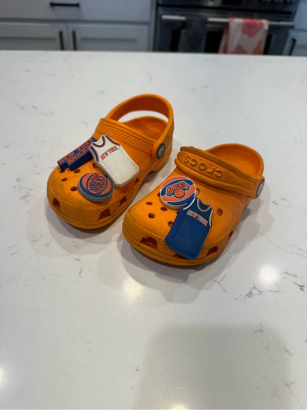 Crocs Classic Clogs Slip On Water Shoes ORANGE ZING with NY Knicks Charms C9